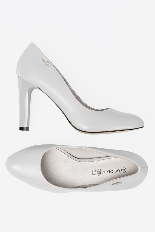 Zapatos de tacón grises clásicos