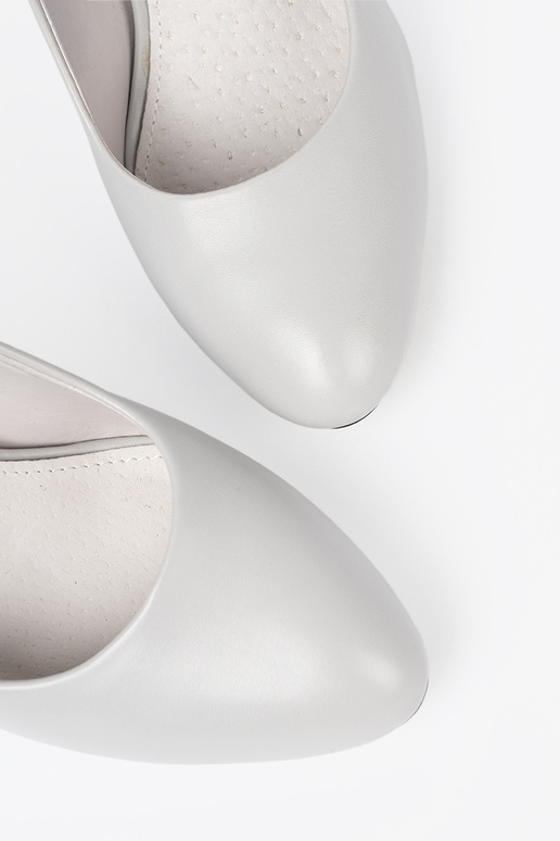Zapatos de tacón grises clásicos