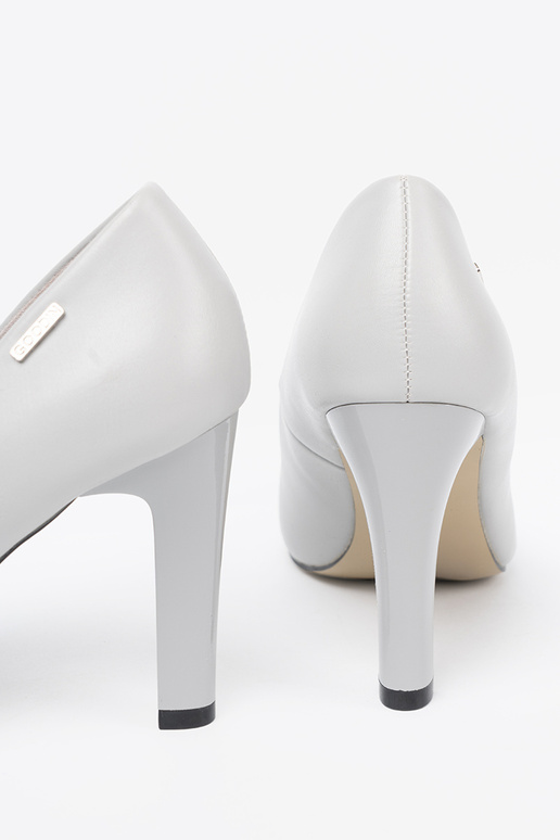 Zapatos de tacón grises clásicos