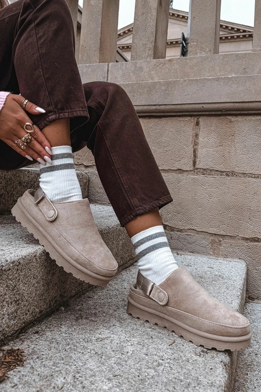 Zapatillas de casa cálidas para mujer con pelo por dentro en plataforma color arena Azida