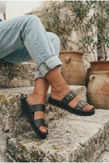 Zapatillas de mujer negras con hebillas doradas Vilja