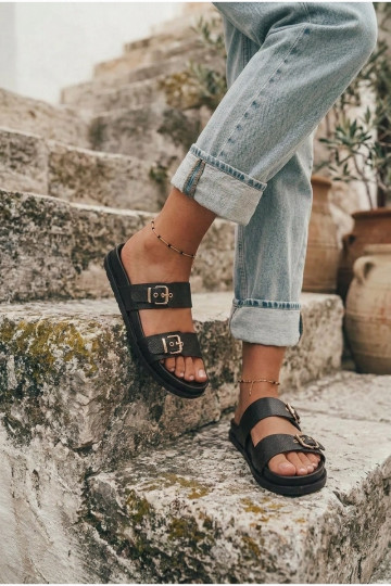 Zapatillas de mujer negras con hebillas doradas Vilja 2