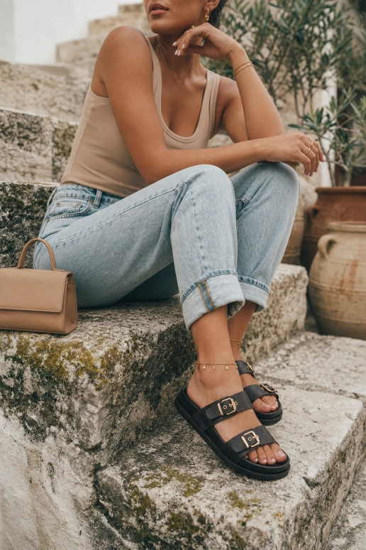 Zapatillas de mujer negras con hebillas doradas Vilja