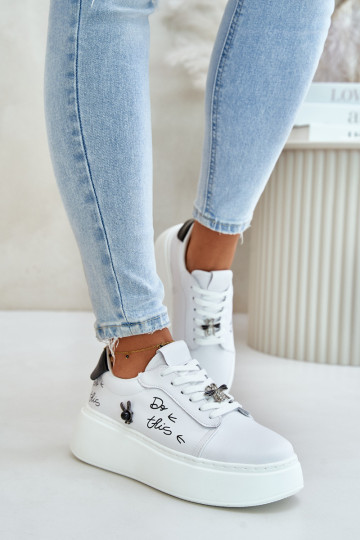 Piel Zapatillas modelo zapatos. Femenino con una plataformaPrzypinkami I Activadopisem Vinceza 89102 el color blanco