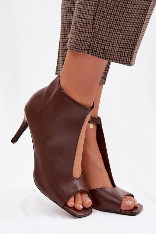 Sandalias de mujer con tacones finos en color chocolate Helira