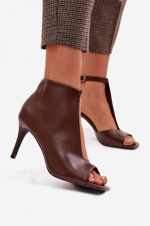 Sandalias de mujer con tacones finos en color chocolate Helira