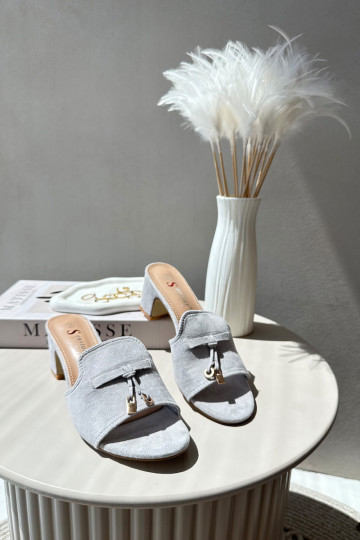 Zapatillas de mujer con tacones de ante sintético en color gris Jemenna 2