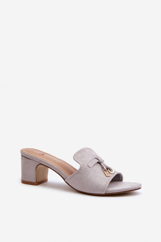 Zapatillas de mujer con tacones de ante sintético en color gris Jemenna