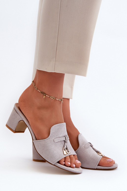 Zapatillas de mujer con tacones de ante sintético en color gris Jemenna