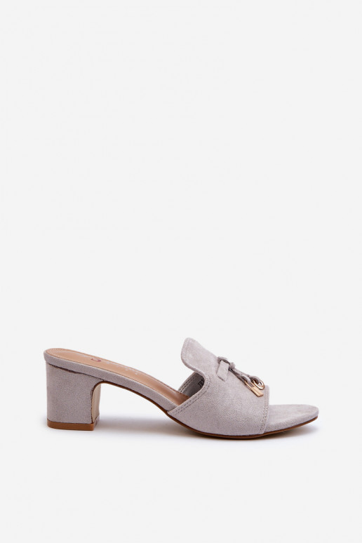 Zapatillas de mujer con tacones de ante sintético en color gris Jemenna