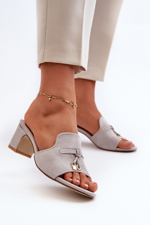 Zapatillas de mujer con tacones de ante sintético en color gris Jemenna