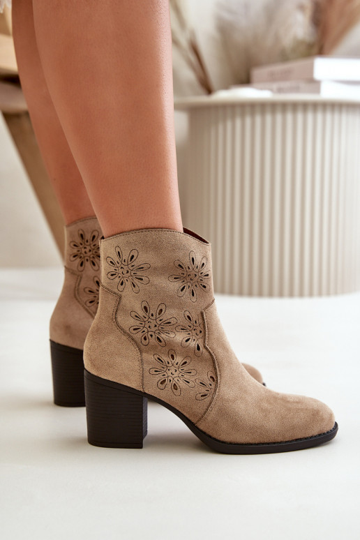 Botines con detalles de encaje y tacones de ante sintético en color arena Nevishiia