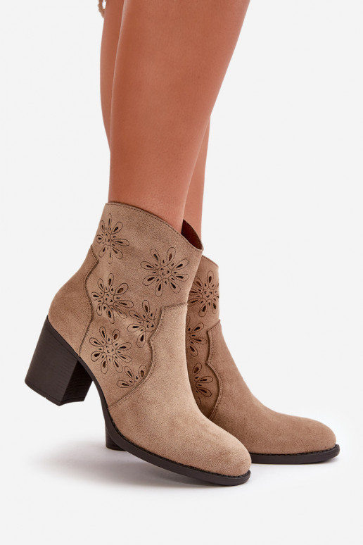 Botines con detalles de encaje y tacones de ante sintético en color arena Nevishiia
