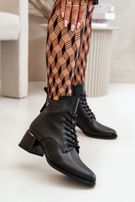 Botines de mujer con cordones de cuero natural, aislados, en negro Vinceza 91110