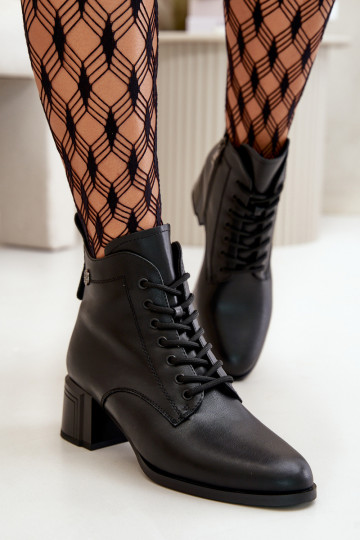 Botines de mujer con cordones de cuero natural, aislados, en negro Vinceza 91110 2