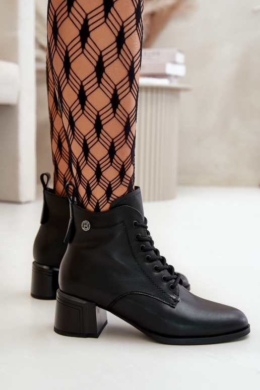 Botines de mujer con cordones de cuero natural, aislados, en negro Vinceza 91110