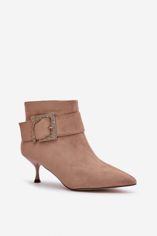 Botines de mujer con tacones finos y hebillas en color arena Nirilis