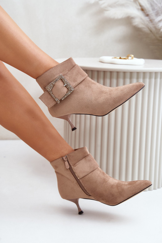 Botines de mujer con tacones finos y hebillas en color arena Nirilis