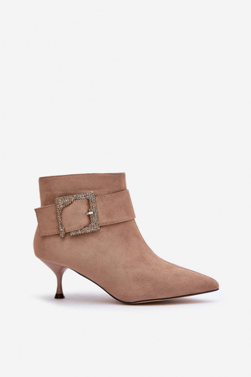 Botines de mujer con tacones finos y hebillas en color arena Nirilis
