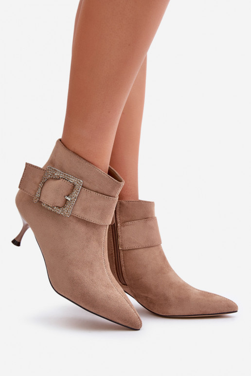 Botines de mujer con tacones finos y hebillas en color arena Nirilis