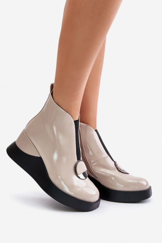 Botines de color arena con plataforma y efecto charol D&A MR880-136