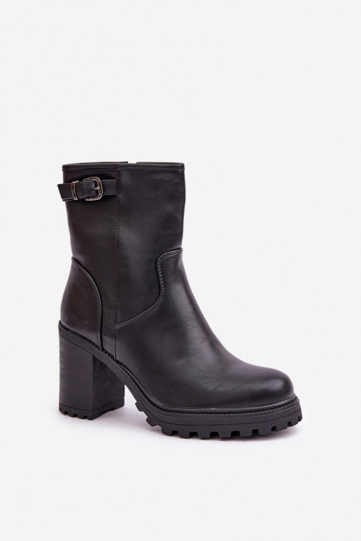 Botines negros aislados con tacones y hebillas Selavia