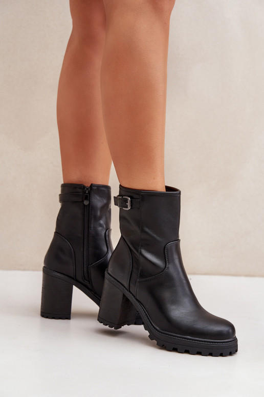 Botines negros aislados con tacones y hebillas Selavia