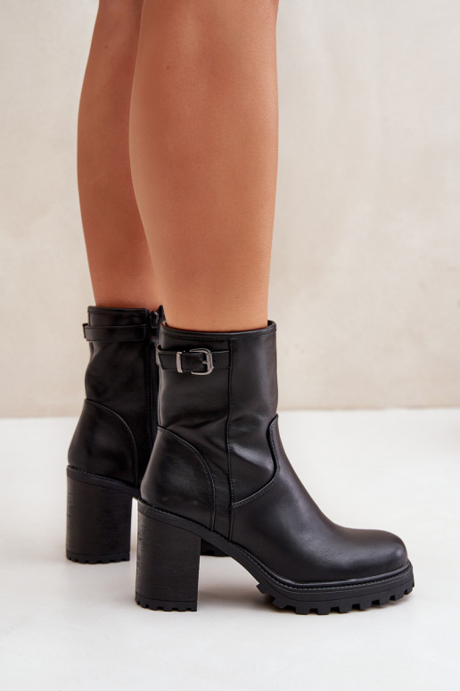 Botines negros aislados con tacones y hebillas Selavia