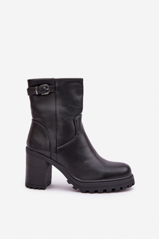 Botines negros aislados con tacones y hebillas Selavia