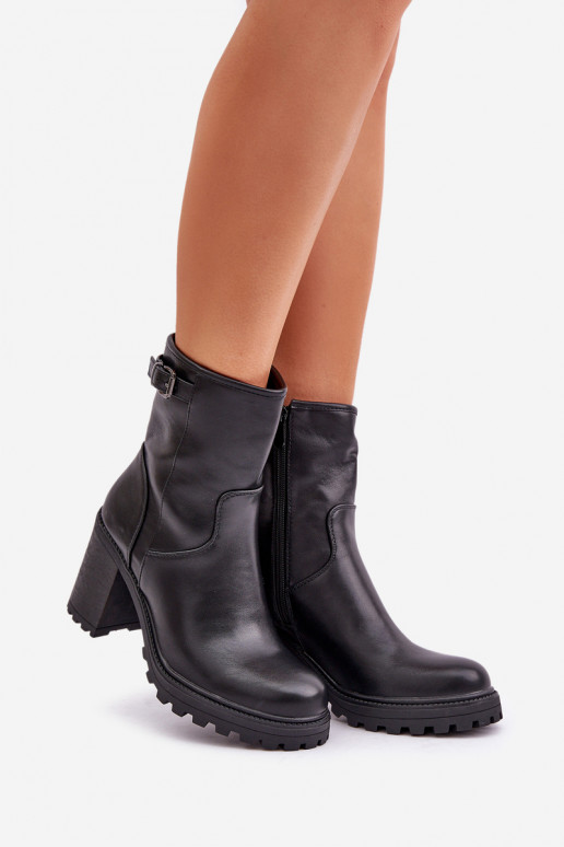 Botines negros aislados con tacones y hebillas Selavia