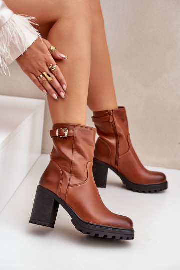 Botines marrones aislados con tacones y hebillas Selavia