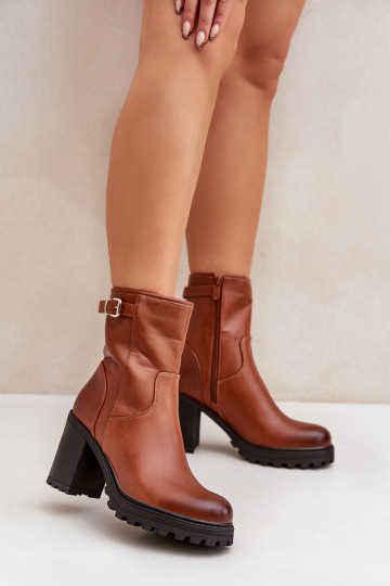Botines marrones aislados con tacones y hebillas Selavia 2