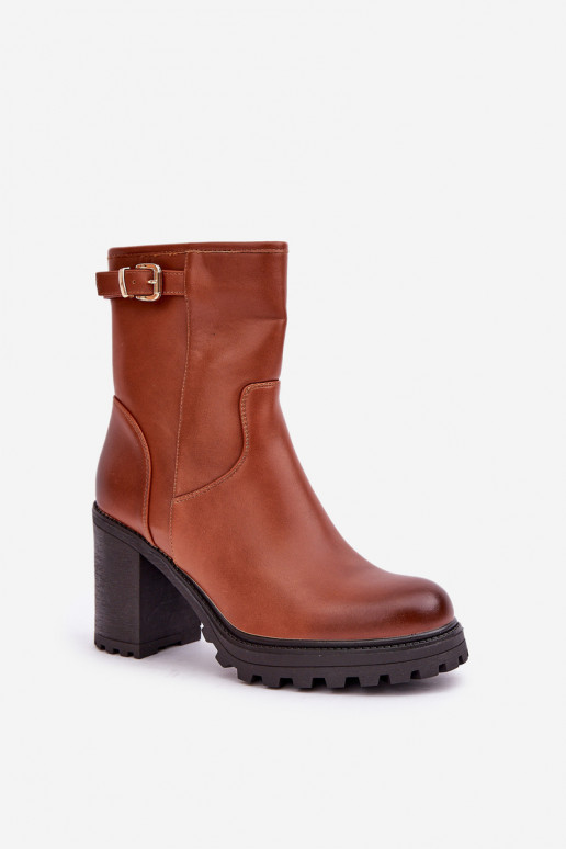 Botines marrones aislados con tacones y hebillas Selavia