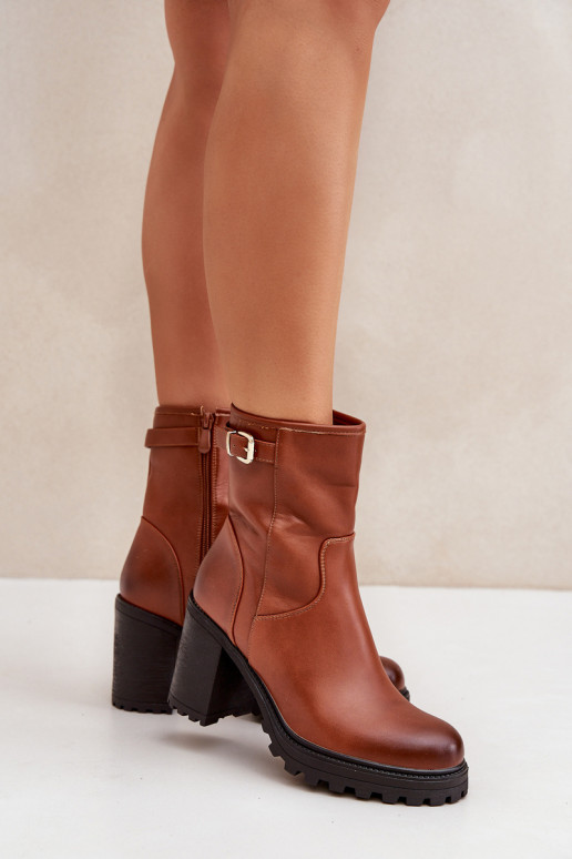 Botines marrones aislados con tacones y hebillas Selavia