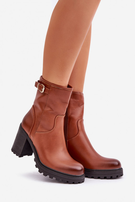 Botines marrones aislados con tacones y hebillas Selavia
