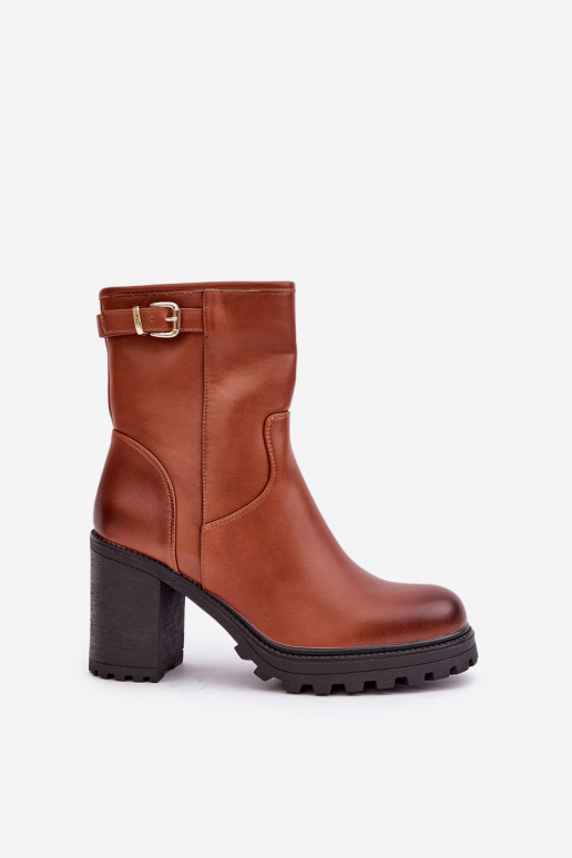 Botines marrones aislados con tacones y hebillas Selavia
