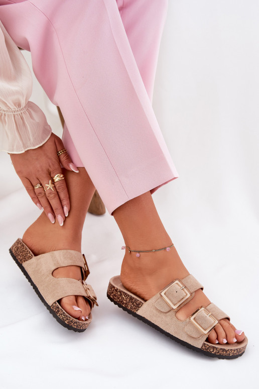 Chanclas de mujer con hebillas en suela de corcho en arena con corazones