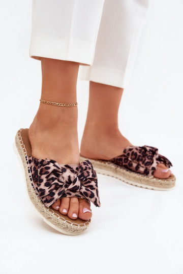 Zapatillas de plataforma para mujer con trenzado y lazo con estampado de leopardo en color arena Alpireda
