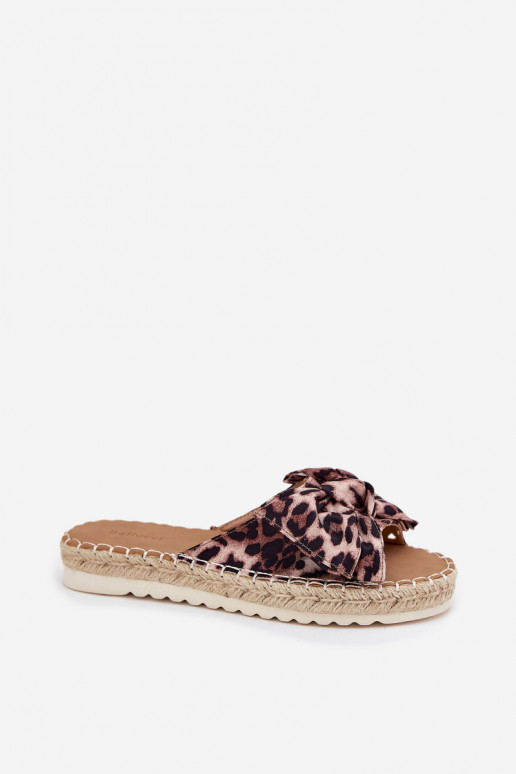 Zapatillas de plataforma para mujer con trenzado y lazo con estampado de leopardo en color arena Alpireda