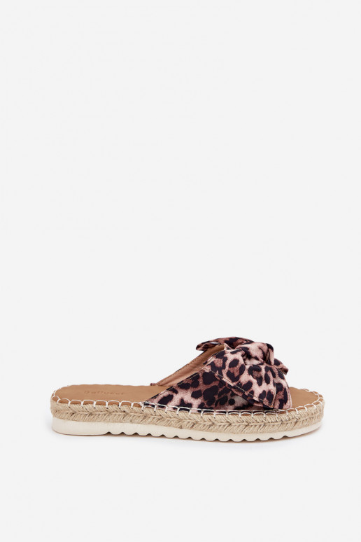 Zapatillas de plataforma para mujer con trenzado y lazo con estampado de leopardo en color arena Alpireda