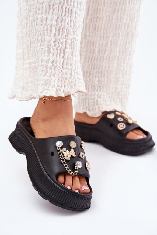 Zapatillas ligeras para mujer con detalles dorados y clips en negro Hortiana