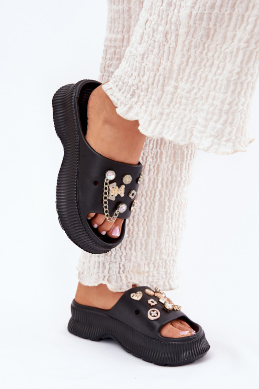 Zapatillas ligeras para mujer con detalles dorados y clips en negro Hortiana
