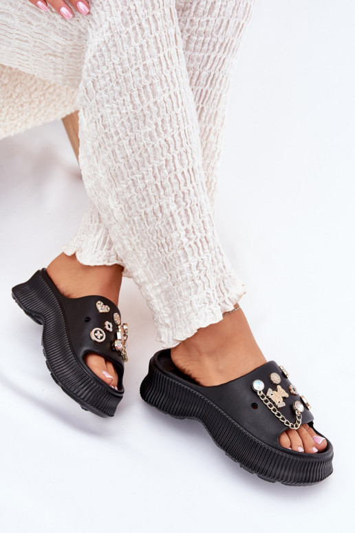 Zapatillas ligeras para mujer con detalles dorados y clips en negro Hortiana