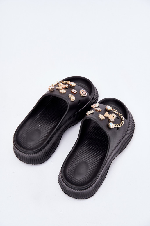 Zapatillas ligeras para mujer con detalles dorados y clips en negro Hortiana