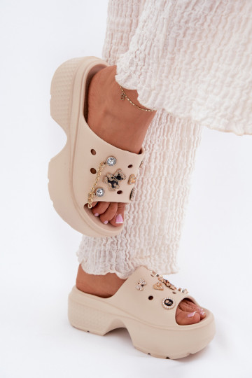 Zapatillas ligeras para mujer en plataforma con detalles dorados y clips en color arena Ivoriel