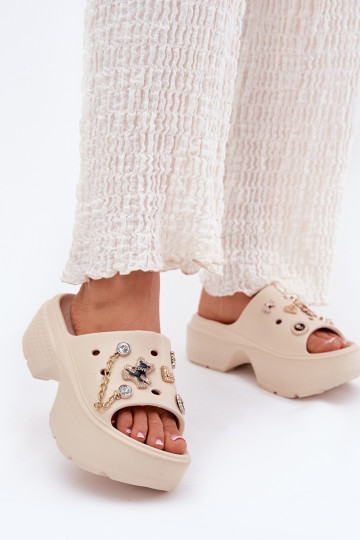 Zapatillas ligeras para mujer en plataforma con detalles dorados y clips en color arena Ivoriel 2