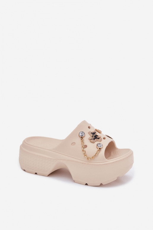 Zapatillas ligeras para mujer en plataforma con detalles dorados y clips en color arena Ivoriel