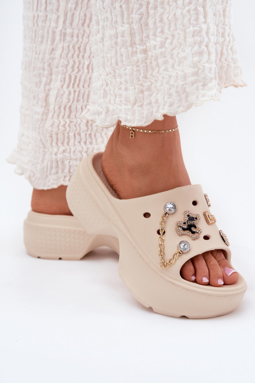 Zapatillas ligeras para mujer en plataforma con detalles dorados y clips en color arena Ivoriel