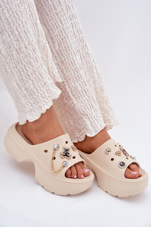 Zapatillas ligeras para mujer en plataforma con detalles dorados y clips en color arena Ivoriel