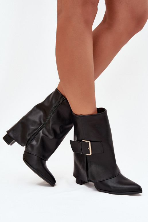Botines aislados con tacón y hebilla dorada en negro Ylenara